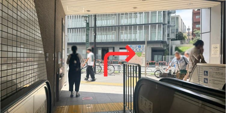 黒ねこ座 「北参道駅」からのアクセス 順路写真 2: 地上に出たら、右に曲がる