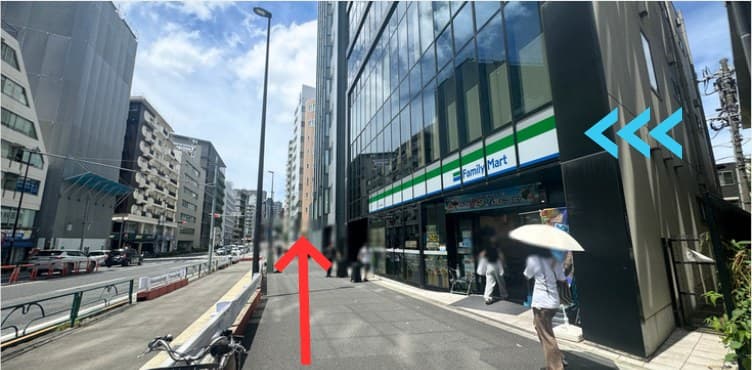 黒ねこ座 「北参道駅」からのアクセス 順路写真 3: 目印：ファミリーマート