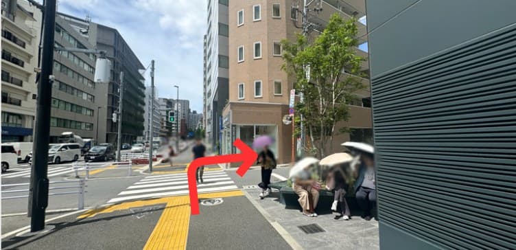 黒ねこ座 「北参道駅」からのアクセス 順路写真 4: ファミリーマートの 先にある信号を、右に曲がる