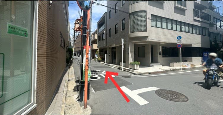 黒ねこ座 「北参道駅」からのアクセス 順路写真 6: 道なりにまっすぐに進む