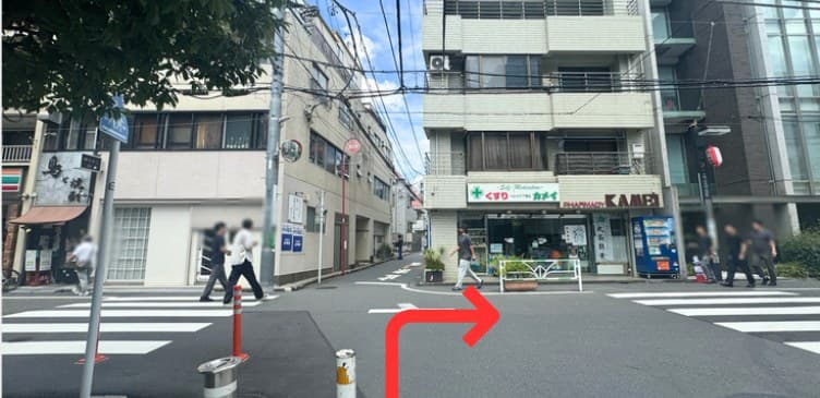 黒ねこ座 「北参道駅」からのアクセス 順路写真 8: 正面に「カメイ」さんが 見えたら、右に曲がる