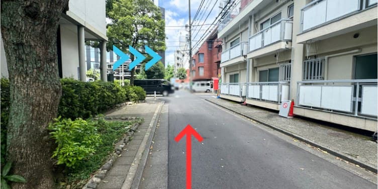 黒ねこ座 「北参道駅」からのアクセス 順路写真 12: 右側にレンガ調の建物が 見える