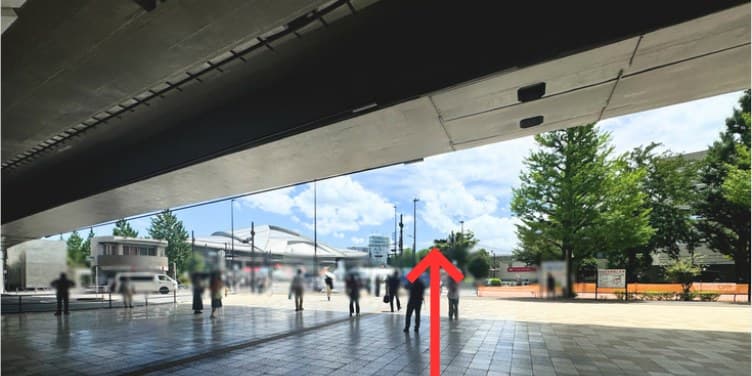 黒ねこ座 「千駄ヶ谷駅」からのアクセス 順路写真 2: 正面の横断歩道を渡る