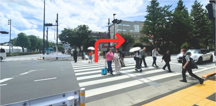 黒ねこ座 「千駄ヶ谷駅」からのアクセス 順路写真 3: 横断歩道を渡り、右に曲がる