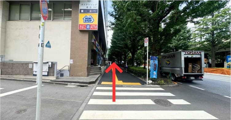 黒ねこ座 「千駄ヶ谷駅」からのアクセス 順路写真 6: 目印：ミニストップ