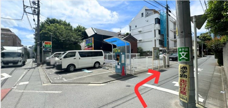 黒ねこ座 「千駄ヶ谷駅」からのアクセス 順路写真 10: 右側にコインパーキングが 見えたら手前を右に曲がる