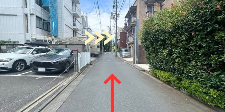 黒ねこ座 「千駄ヶ谷駅」からのアクセス 順路写真 12: 右側にレンガ調の建物が 見える
